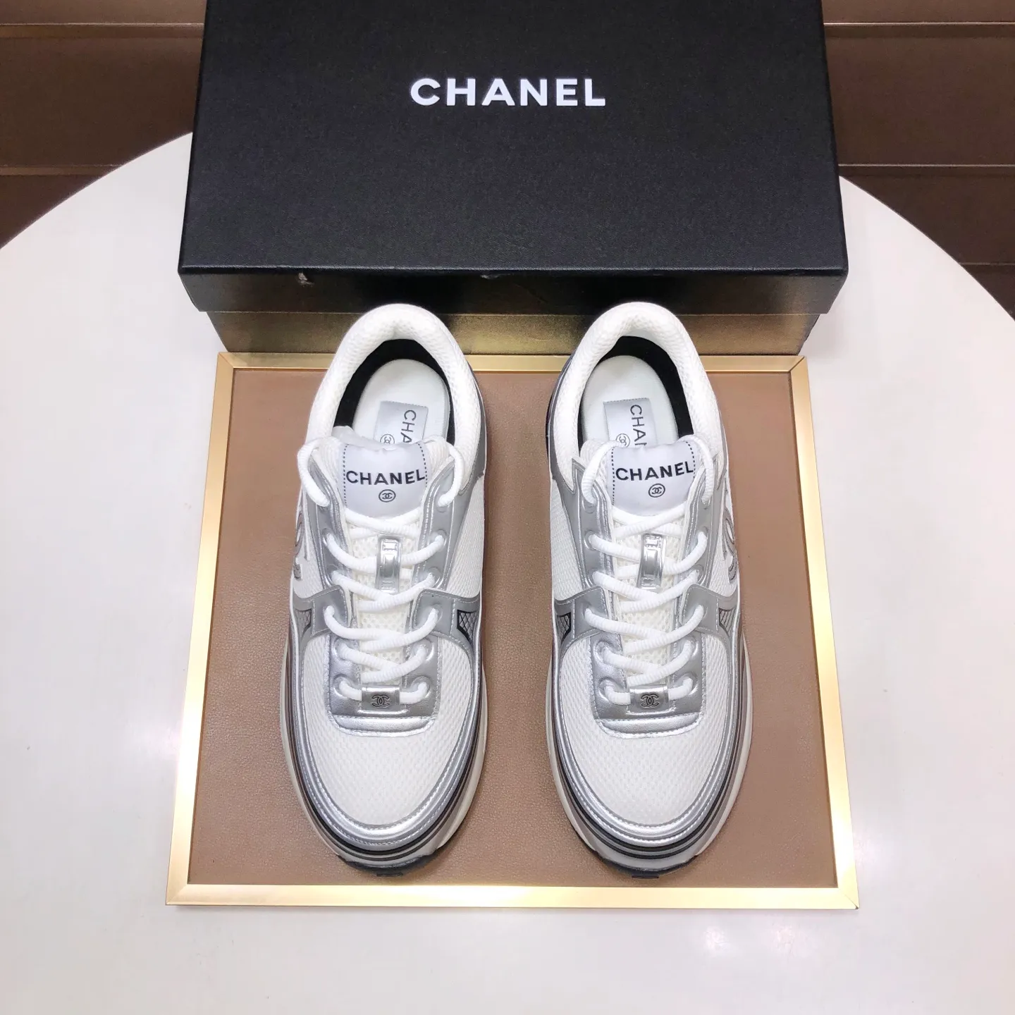 Men's shoes💰600💰【CHANEL】(Chanel couple's model)👩‍❤️‍💋‍👨The latest all-season shoes🔥🔥The ultimate derivative model. Not only are you more fashionable on your feet, but wearing flat shoes can also lengthen your overall body shape ~ "Features" The simple upper is paired with conspicuous small fragrant cloth strips, which is fashionable and high-end. 💕💕Selected Chanel fabric for the upper, comfortable and soft fabric lining available in 5 colors 🐎Size: (women's 35-39, customized 40. Men's 38-44, customized 45)